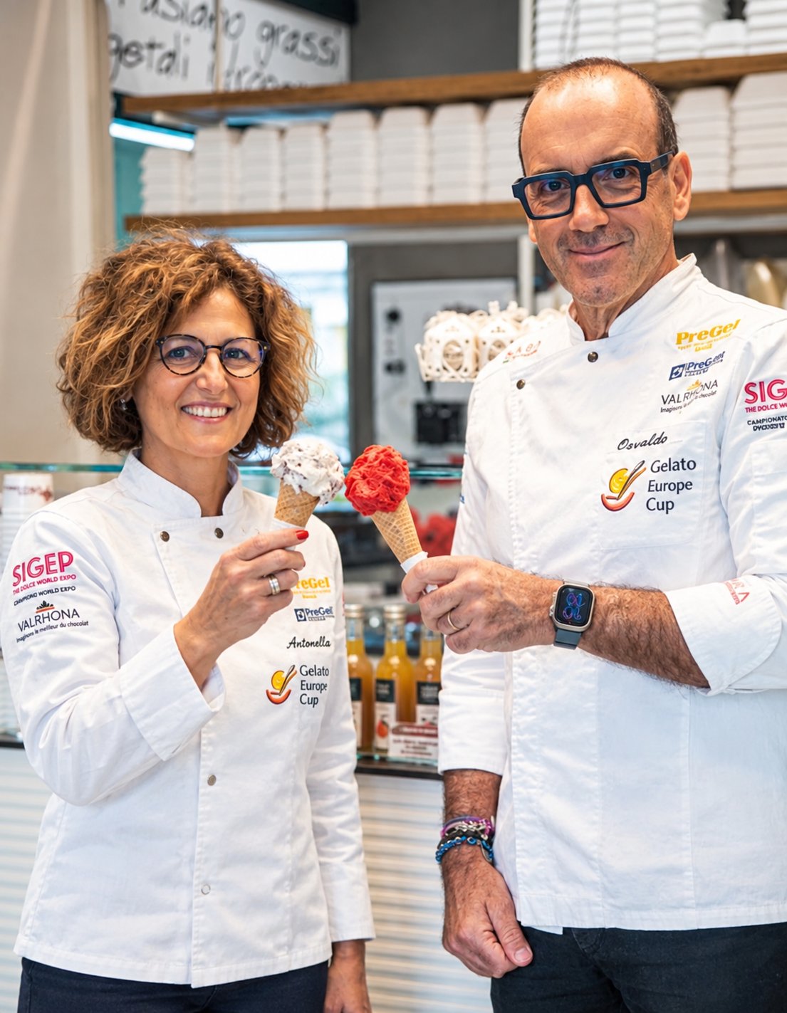 Osvaldo Palermo e Antonella Gerundino, i fondatori di Fiordipanna, con due coni gelato