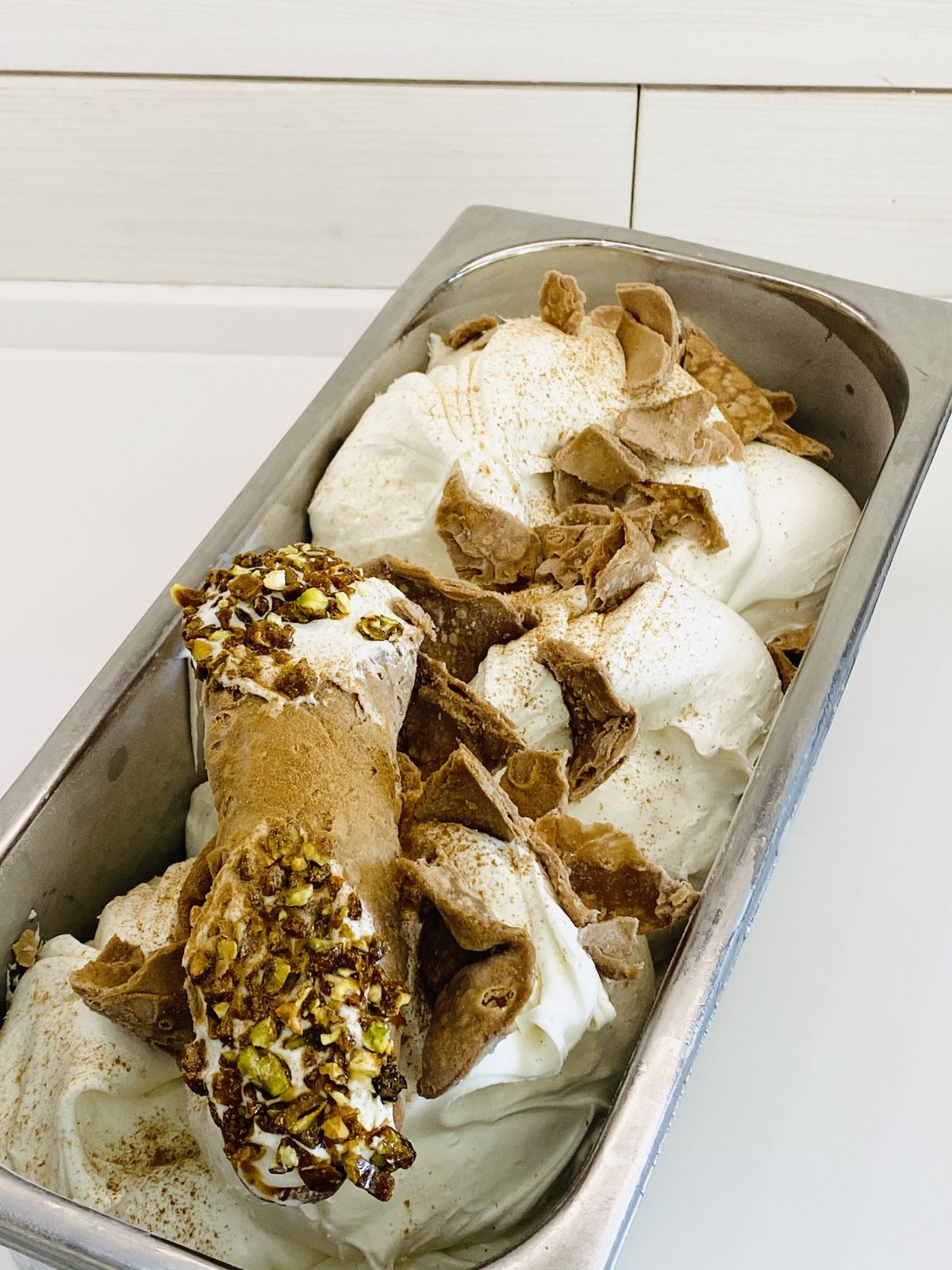 Banco del gelato artigianale Fiordipanna con cannolo siciliano