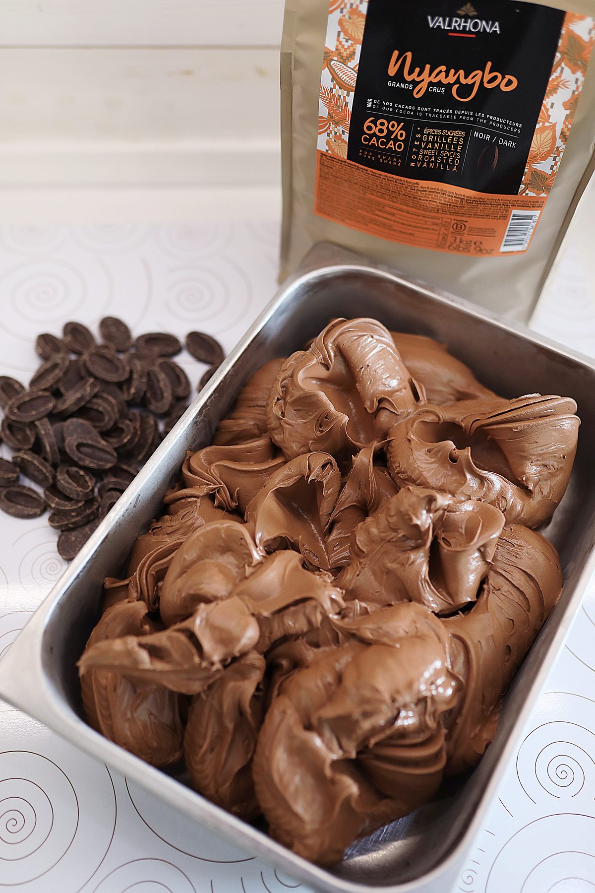 Cono di gelato Fiordipanna su vassoio di cioccolato e granella
